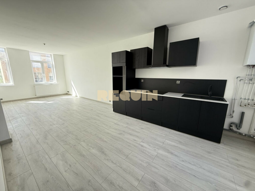 Appartement 3 pièces à Lille — Grand T3 Wazemmes refait à neuf — photo 1
