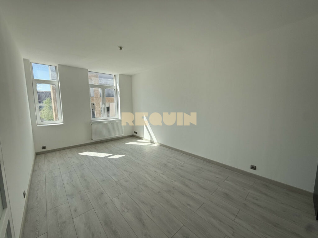 Appartement 3 pièces à Lille — Grand T3 Wazemmes refait à neuf — photo 3